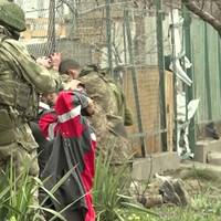 Окупанти примусово переселили в РФ 500 тисяч українців