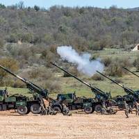 Макрон заявив про передачу самохідних артилерійських установок 