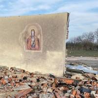 Її зафарбували, а вона знову проявилася: у Полтаві залишили стіну з зображенням Божої Матері під час демонтажу будівлі