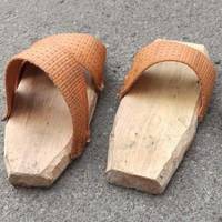 Імпортозаміщення: російські окупанти на Київщині ходили в капцях із дерева (фото)