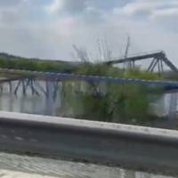 ЗСУ підірвали залізничний міст Лиман-Райгородок через Сіверський Донець і разом з мостом потопили вантажний потяг окупантів.