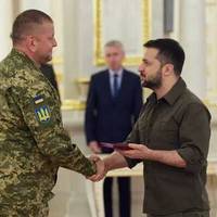 Залужний першим отримав “Хрест бойових заслуг” від Зеленського