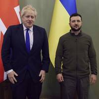 Кофту Зеленського за 383 гривні з легкої руки Бориса Джонсона продали на аукціоні за рекордну суму