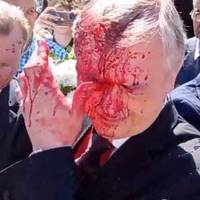 У Варшаві російського посла облили червоною фарбою