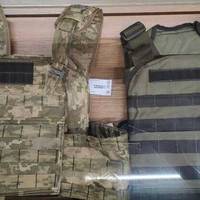 СБУ розслідує продаж бронежилетів в мережі «Епіцентр»: компанія Гереги звинуватила Михайла Бродського та компанію «Венето» в розкраданні гуманітарки