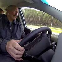 “Не їздитимемо на мерседесах”: Лукашенко запевнив, що готовий пересісти на “Москвич”