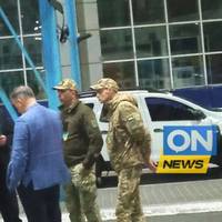 Скандал на кордоні: Порошенка не випустили з України (фото)