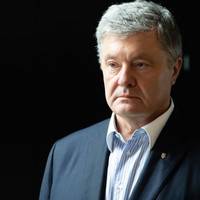 Порошенко все ще за кордоном, хоча відрядження вже закінчилось – джерела