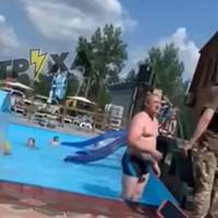 На Закарпатті чоловікам вручають повістки біля басейнів на турбазах (відео)