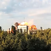 Росія вдарила ракетами по житлових будинках у Миколаєві: з'явилося відео моменту влучання