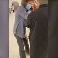 У супермаркеті Німеччини касирка-росіянка напала на українку в синьо-жовтій масці і облаяла її