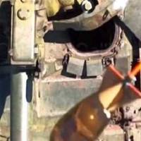 Бойовий дрон скинув гранату прямісінько у відчинений люк ворожого танку Т-62М