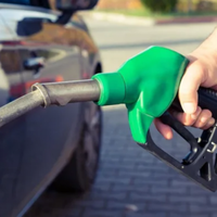 Ситуація стрімко погіршується: В Україні на середню зарплату можна купити 232 літри бензину - це найнижчий показник за 4 роки