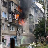 Удару завдали з авіації, загинула щонайменше одна людина: що відомо про обстріл центра Краматорська