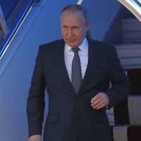 Приховувати хворобу стає все важче: Путін помітно кульгав на виході з літака в Ірані