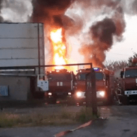 ЗСУ попрацювали: На нафтобазі в Донецьку всю ніч вирувала пожежа, горять цистерни з ПМM