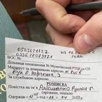 Чи законно заповнювати повістку просто на вулиці перед врученням: відповідь юриста