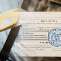 Повістки приносять комунальники та залишають у дверях військові: чи це законно Повістки приносять комунальники та залишають у дверях військові: чи це законно