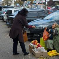 Бабуся торгувала овочами на базарі, як раптом один хлопець взяв та переїхав машиною товар! Звісно, бабуся почала плакати. Але реакція молодика мене дуже здивувала!