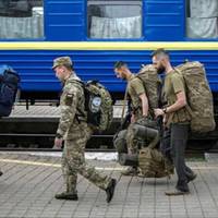 Потяг Київ-Франківськ, ще званий “Стефанія”. Заходить він. Військовий, ще дуже молодий, гарний, років 25-27…