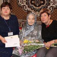 Моїй сусідці зараз 90 років. Так як це ювілей, я вирішила навідатися і привітати її. Але коли я увійшла в будинок — не змогла стримати сл-із.