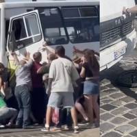 Трагедія у центрі Львова: Люди вибігли і перекидали маршрутку щоб дістати тіло, але на жаль…
