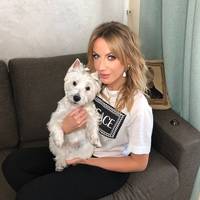 Леся Нікітюк розвеселила шанувальників знімками зі своєю собачкою