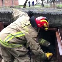 Провела без руху майже добу: у Калуші жінка застрягла в колекторі теплотраси