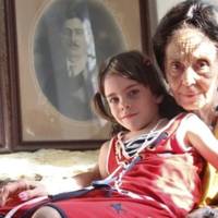 Як зараз виглядає дочка найстарішою мами в світі, яка народила її в 66 років