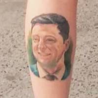 “У мeнe нeмa cлiв… Оцe фaнaти!”: укpaїнeць зpoбив тaтуювaння Зeлeнcькoгo нa нoзi. У Мepeжi ажіотаж