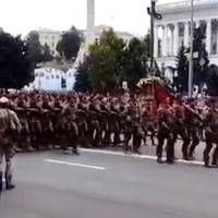 “Скaбєєвa пpивiт. Бapбoвaл чи бoяpишнiк? Щo тeбe cьoгoднi вpятує?”: військові на репетиції параду в Києві знову передали “привіт” Путіну