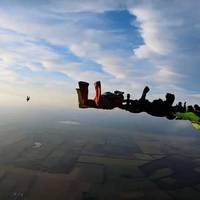 Українські парашутисти станцювали гопака на висоті 4 тисяч метрів