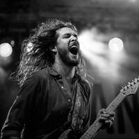 Анекдот дня: один дуже відомий співак приїхав в невелике містечко з концертом, після його закінчення до співака підійшов чоловік