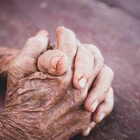 Зайняті, часу не вистачає батька провідати. А він сидить, чекає.