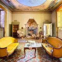 В Італії фотограф знайшов дуже стару віллу з недоторканними антикварними речами і повним винним погребом