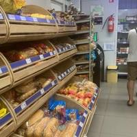 Українець викрив обман в супермаркетах - одразу кілька стікерів з різними термінами придатності