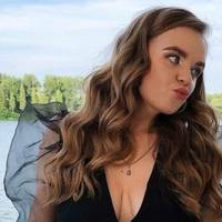 У Києві побили молоду дівчину, довелося накласти шви: 