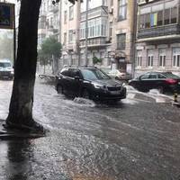 На Київ насунулась гроза: столицю затопило, зливи йтимуть до кінця доби