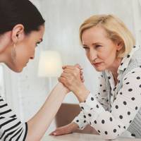 У шлюбі 10 років і весь цей час вона не давала спокою. Які у Вас стосунки зі свекрухою?