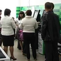 Українців позбавляють величезних сум на картках 