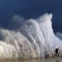 Катастрофа накрила Крим: вулиці схожі на руїни, машини розбиті вщент, люди бояться вийти на вулицю