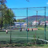 Діти на Івано-Франківщини зупинили футбольний матч та стали на коліна, коли побачили, що поруч проводжають в останню путь воїна ЗСУ… 💔 Діти на Івано-Франківщини зупинили футбольний матч та стали на коліна, коли побачили, що поруч проводжають в останню путь воїна ЗСУ… 💔