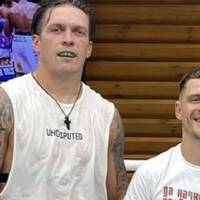 Усик яскраво відсвяткував перемогу Берінчика в бою за титул чемпіона світу