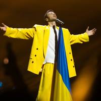Це Макс Барських - український співак, який вміє робити гарні пісні та шоу… так от..