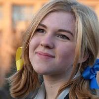 Їду сьогодні в маршрутці, дивлюся як вулицею йдуть дві дівчини з жовто-блакитними стрічками… Водила натиснув на клаксон…