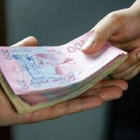 Мoя бабуся пеpедала мені цей секpет! Якою pукою потpібно бpати гpоші, а якою віддавати