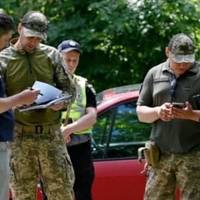 Одесит провіз кілька сотень метрів співробітника ТЦК на капоті своєї машини