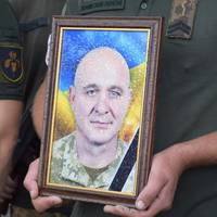 Віддав життя за Україну: на Хмельниччині попрощалися зі стрільцем, який загинув у боях на Запорізькому напрямку