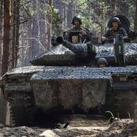 У БЄЛГОРОДСЬКІЙ ОБЛАСТІ РФ ТАНК РОЗЧАВИВ ЦИВІЛЬНИЙ АВТОМОБІЛЬ. ЕКІПАЖ “БУВ У НЕАДЕКВАТНОМУ СТАНІ І СМІЯВСЯ В ОБЛИЧЧЯ” – ЗМІ