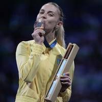 Перша медаль України на Іграх-2024 в Парижі: яскраві фото Харлан з олімпійського п’єдесталу